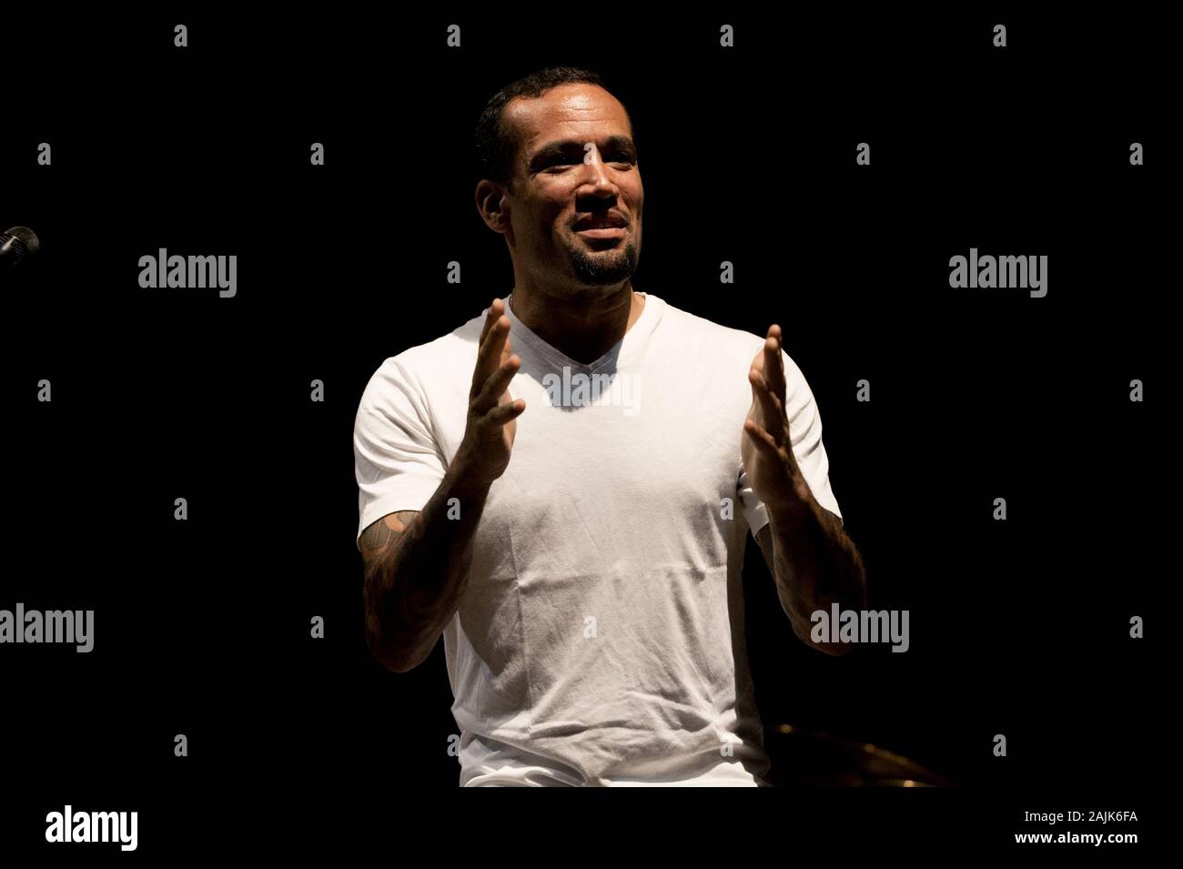 Mailand Italien 20 Juli 2011 Live Konzert von Ben Harper und Live Konzert von Robert Plant in der Arena Civica: Der Sänger und Gitarrist Ben Harper während des Konzerts Stockfoto