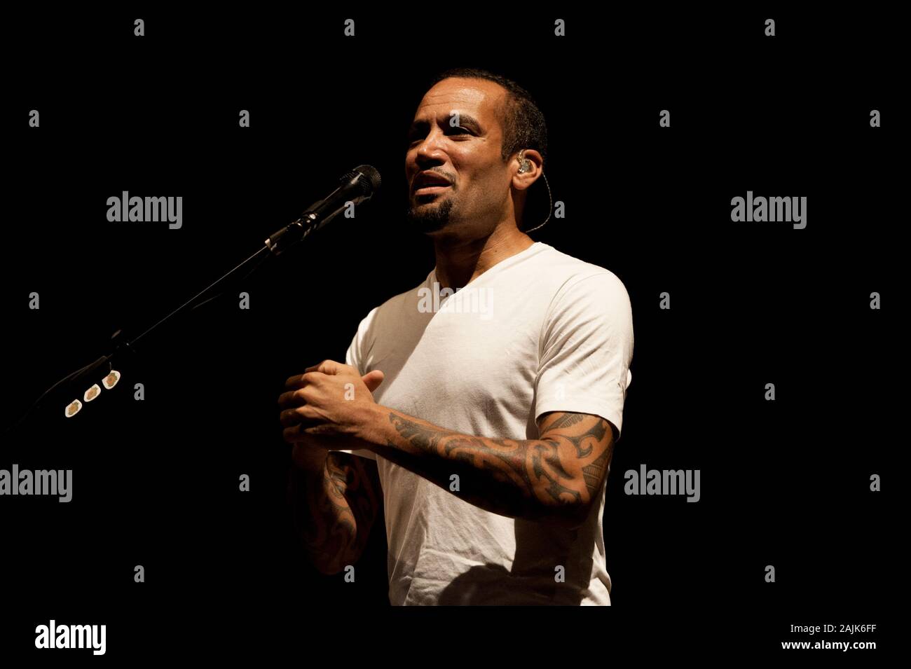 Mailand Italien 20 Juli 2011 Live Konzert von Ben Harper und Live Konzert von Robert Plant in der Arena Civica: Der Sänger und Gitarrist Ben Harper während des Konzerts Stockfoto