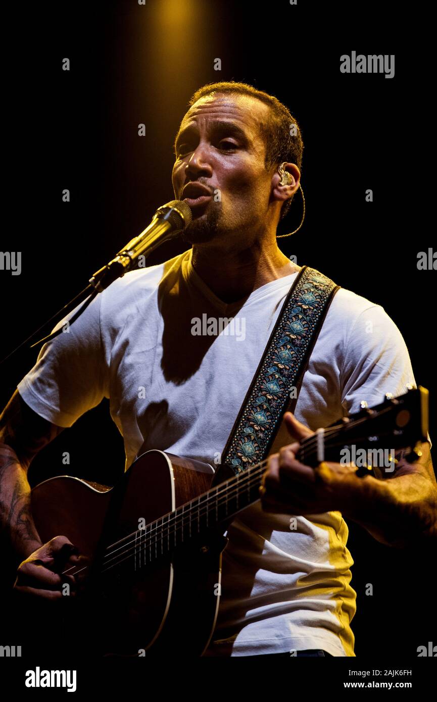 Mailand Italien 20 Juli 2011 Live Konzert von Ben Harper und Live Konzert von Robert Plant in der Arena Civica: Der Sänger und Gitarrist Ben Harper während des Konzerts Stockfoto