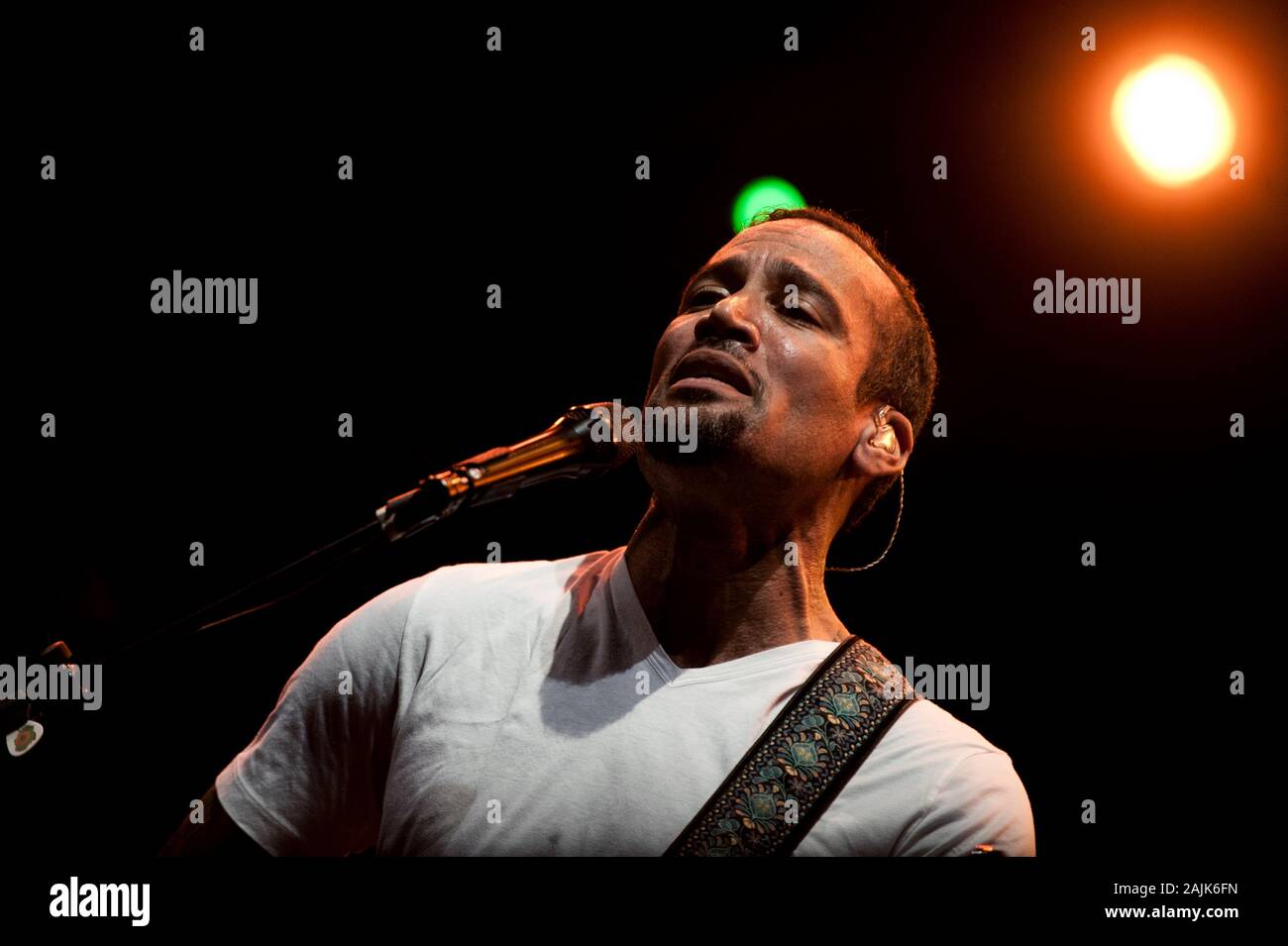 Mailand Italien 20 Juli 2011 Live Konzert von Ben Harper und Live Konzert von Robert Plant in der Arena Civica: Der Sänger und Gitarrist Ben Harper während des Konzerts Stockfoto