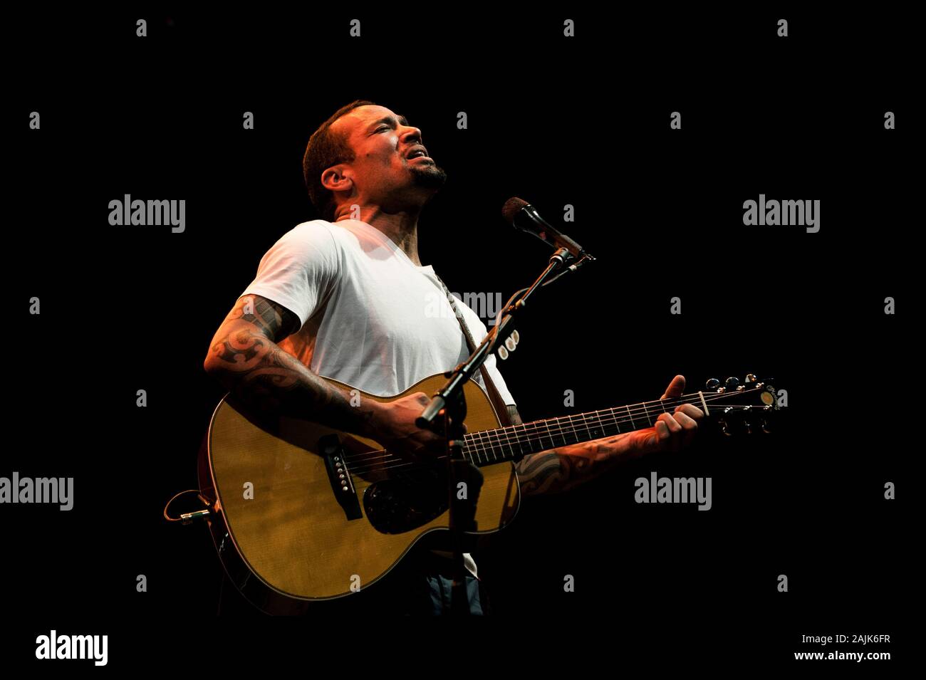 Mailand Italien 20 Juli 2011 Live Konzert von Ben Harper und Live Konzert von Robert Plant in der Arena Civica: Der Sänger und Gitarrist Ben Harper während des Konzerts Stockfoto