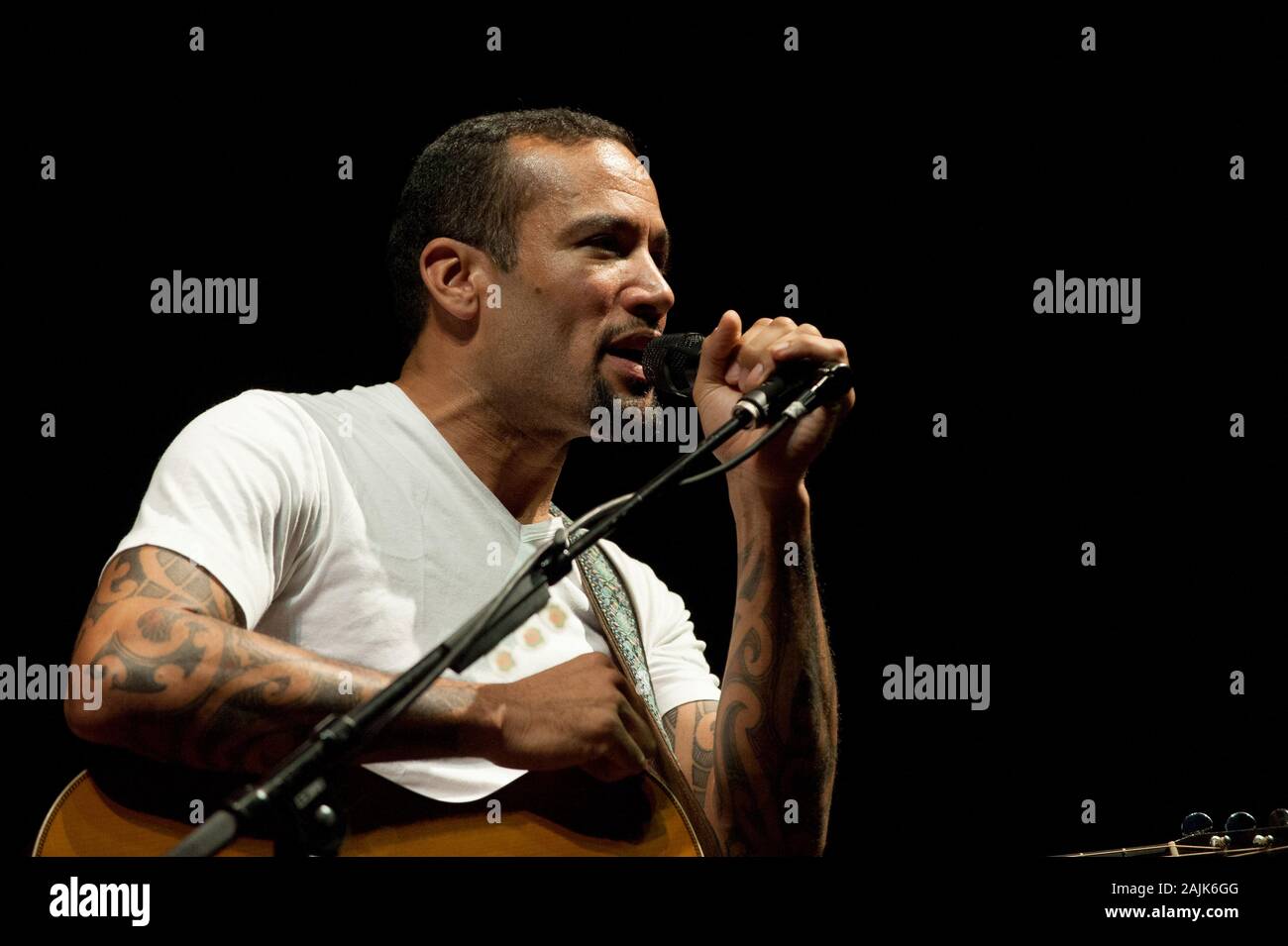 Mailand Italien 20 Juli 2011 Live Konzert von Ben Harper und Live Konzert von Robert Plant in der Arena Civica: Der Sänger und Gitarrist Ben Harper während des Konzerts Stockfoto