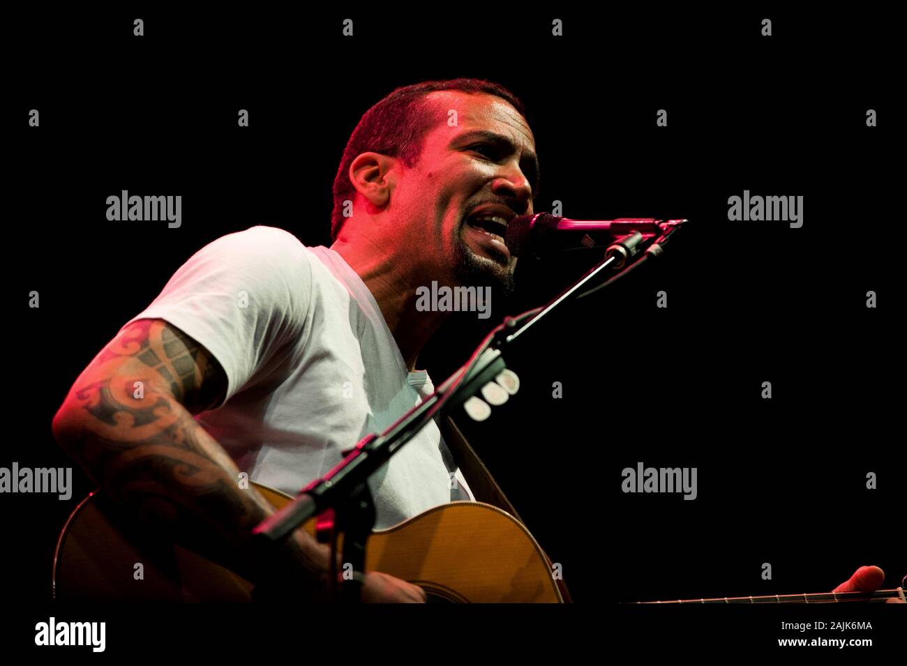 Mailand Italien 20 Juli 2011 Live Konzert von Ben Harper und Live Konzert von Robert Plant in der Arena Civica: Der Sänger und Gitarrist Ben Harper während des Konzerts Stockfoto