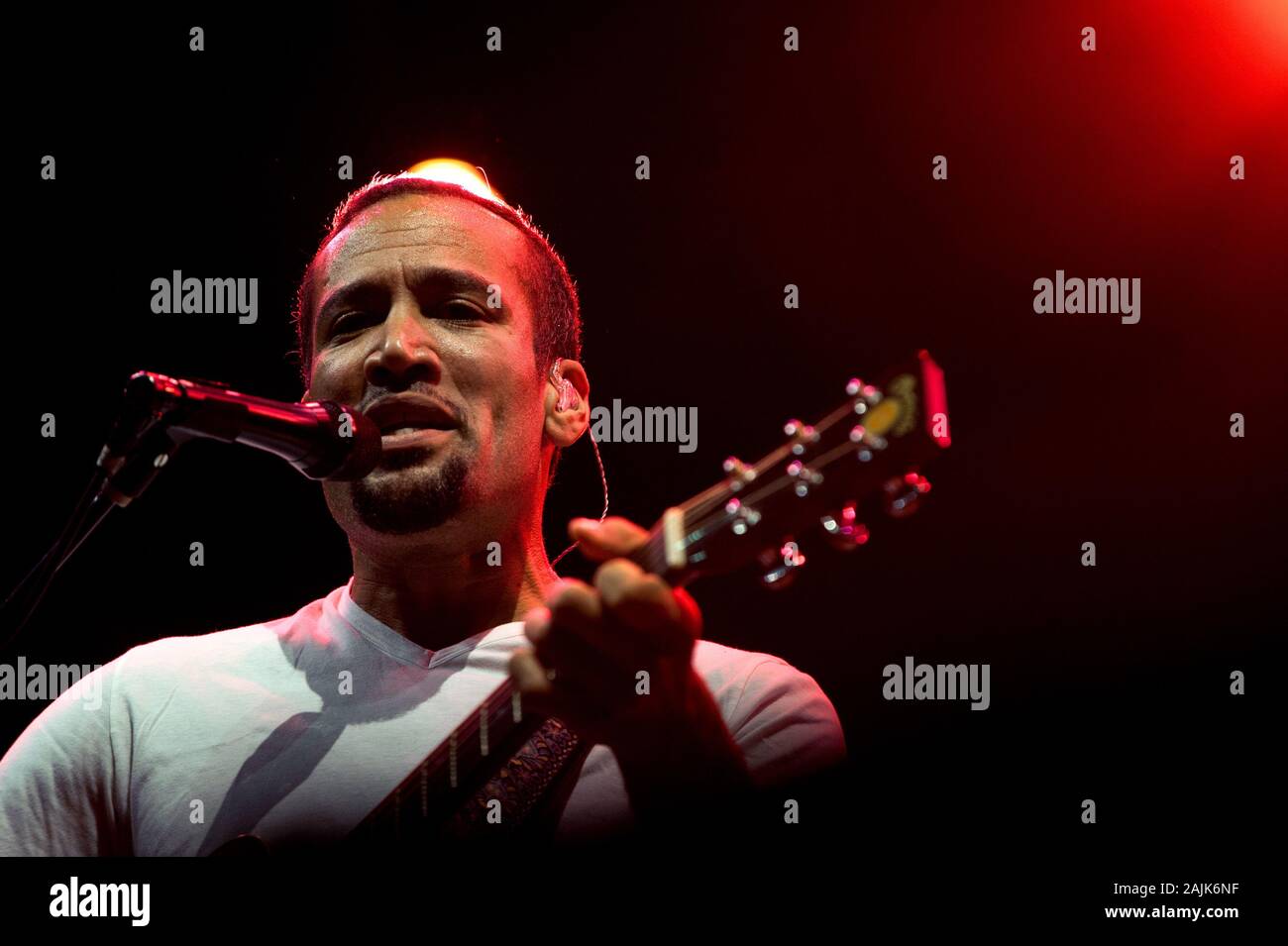 Mailand Italien 20 Juli 2011 Live Konzert von Ben Harper und Live Konzert von Robert Plant in der Arena Civica: Der Sänger und Gitarrist Ben Harper während des Konzerts Stockfoto