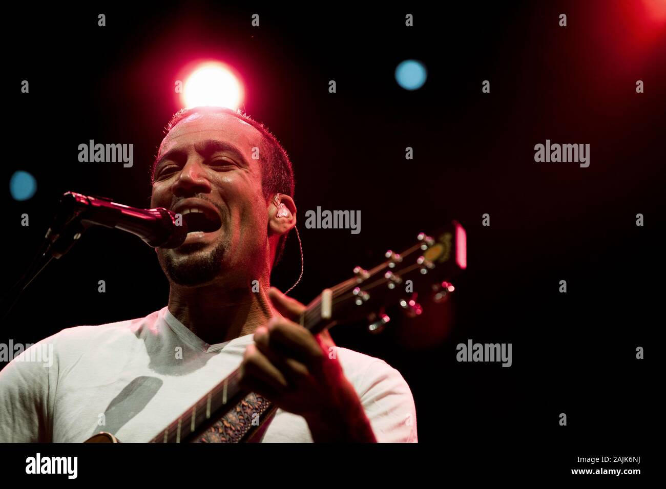 Mailand Italien 20 Juli 2011 Live Konzert von Ben Harper und Live Konzert von Robert Plant in der Arena Civica: Der Sänger und Gitarrist Ben Harper während des Konzerts Stockfoto