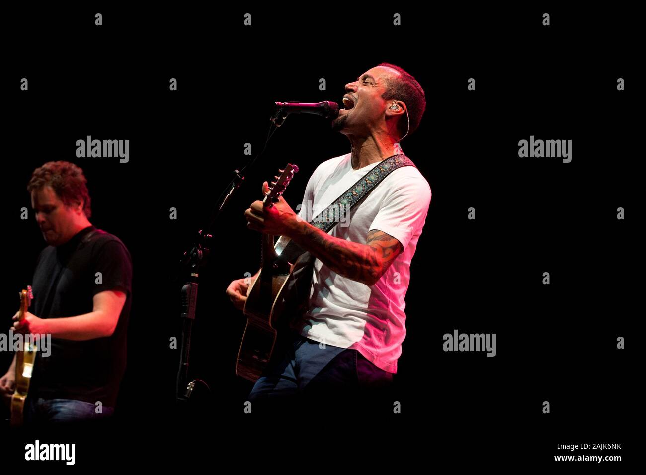 Mailand Italien 20 Juli 2011 Live Konzert von Ben Harper und Live Konzert von Robert Plant in der Arena Civica: Der Sänger und Gitarrist Ben Harper während des Konzerts Stockfoto