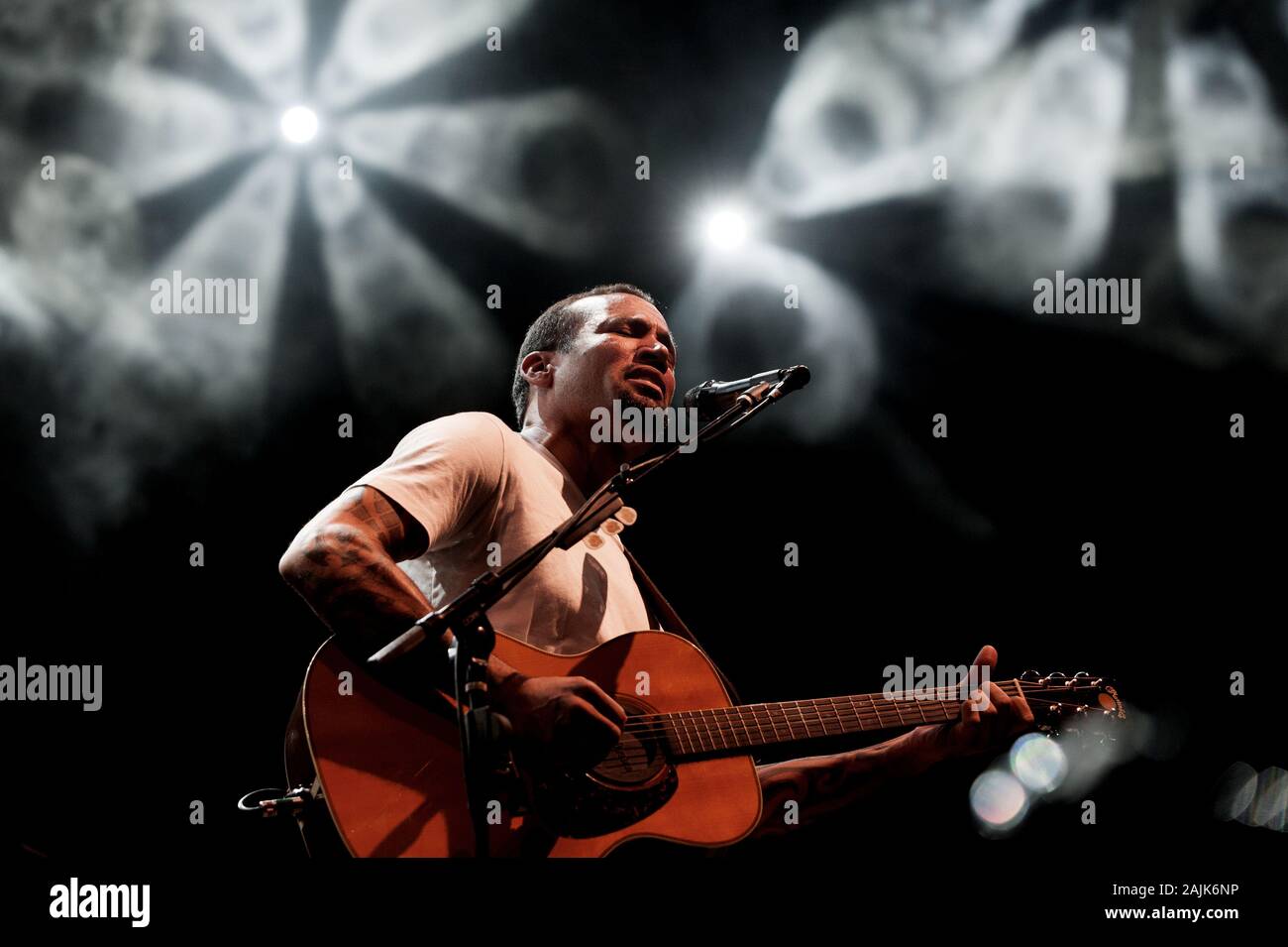 Mailand Italien 20 Juli 2011 Live Konzert von Ben Harper und Live Konzert von Robert Plant in der Arena Civica: Der Sänger und Gitarrist Ben Harper während des Konzerts Stockfoto