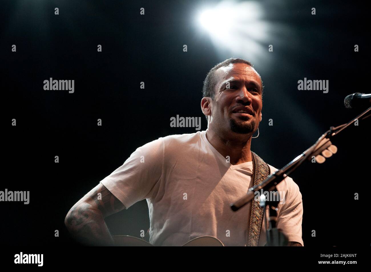 Mailand Italien 20 Juli 2011 Live Konzert von Ben Harper und Live Konzert von Robert Plant in der Arena Civica: Der Sänger und Gitarrist Ben Harper während des Konzerts Stockfoto