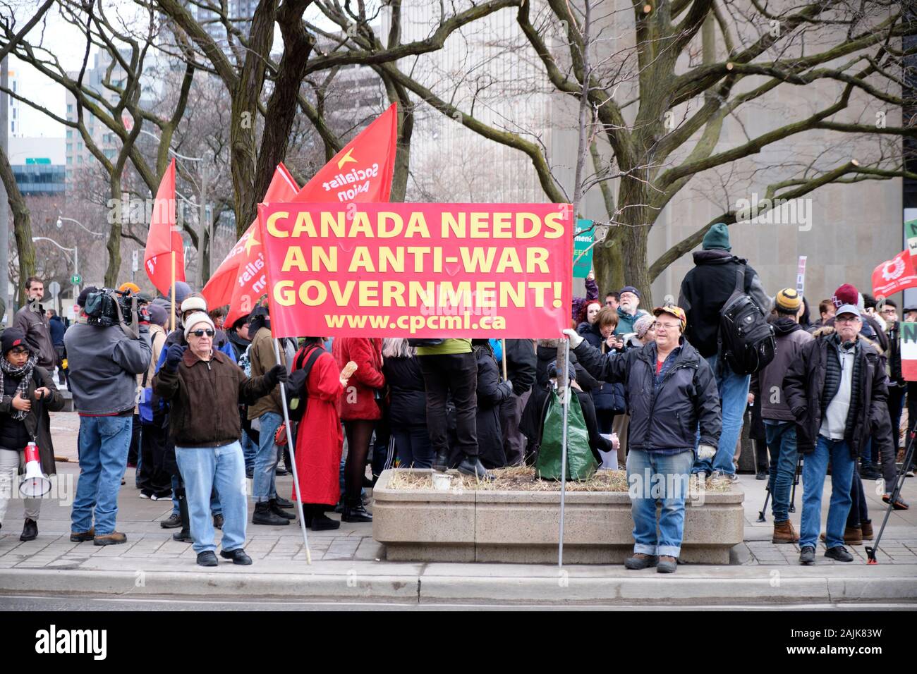Toronto, Ontario, Kanada. Januar 4th, 2020. Menschen mit Schild "Kanada braucht einen anti-Krieg Regierung', wie sie vor dem Amerikanischen Konsulat in Toronto sammeln ihren Protest gegen die jüngsten militärischen Aktionen der USA gegen iranische Ziele zu Stimme. Der Protest fordert, dass die Kanadische Regierung die Aktionen der USA verurteilen, und alle Formen von Krieg zu stoppen. Quelle: JF Pelletier/Alamy Leben Nachrichten. Stockfoto