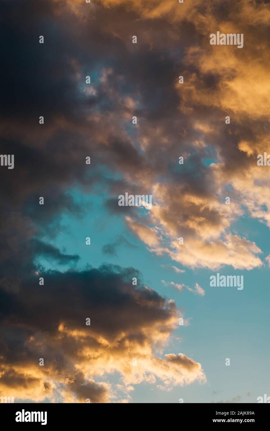 Gewitterwolken fangen die gelben Schein der Sonne Stockfoto