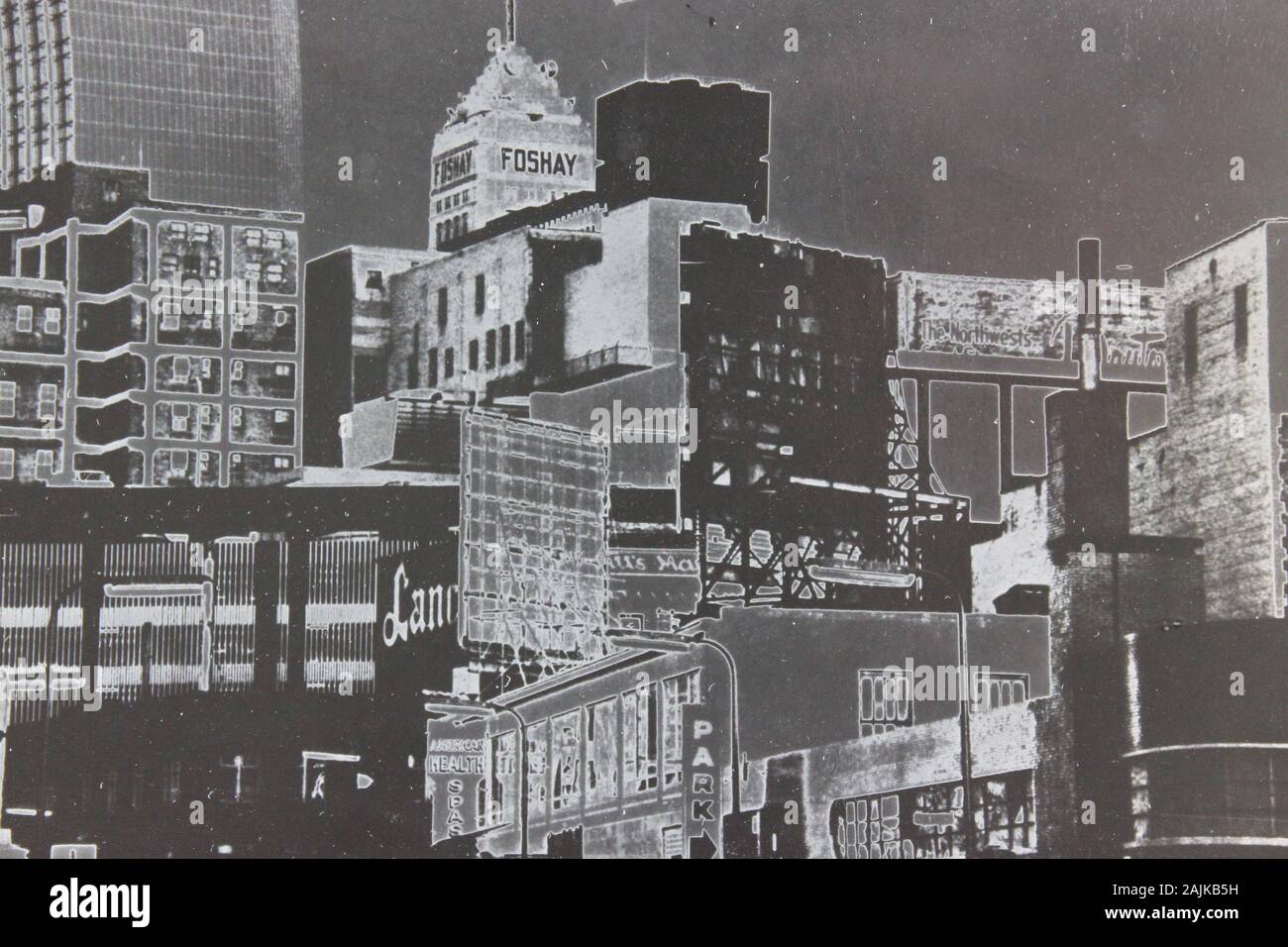 Feines extremes Foto aus den 1970er Jahren im Stadtzentrum von Minneapolis, Minnesota mit dem Foshay Tower und dem Foshay Hotel Stockfoto