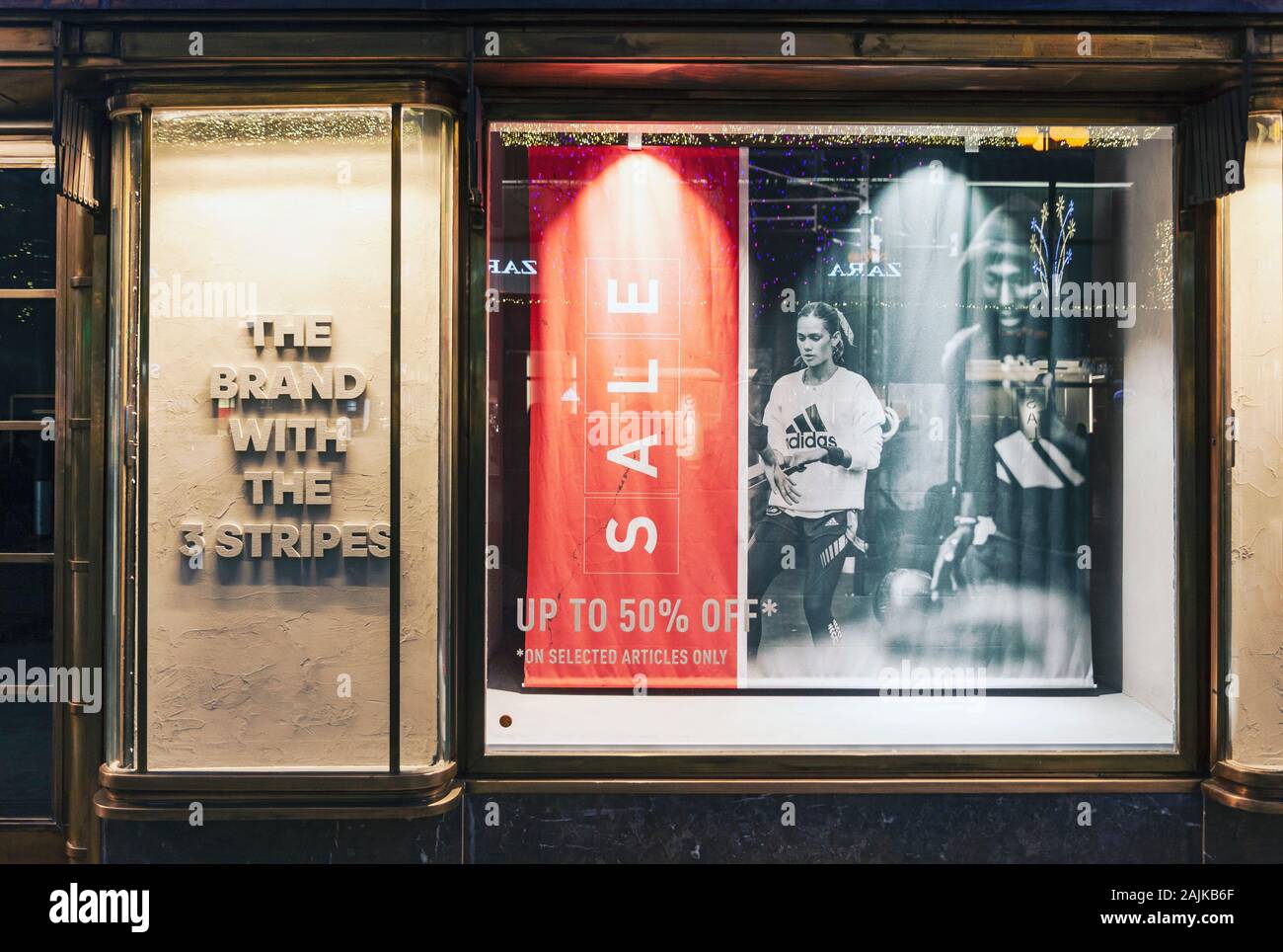 Schaufenster des Sportbekleidungsgeschäfts von Adidas am Abend in Prag, Tschechien. Stockfoto