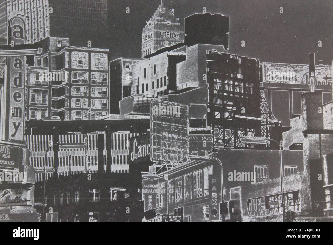 Feines extremes Foto aus den 1970er Jahren im Stadtzentrum von Minneapolis, Minnesota mit dem Foshay Tower und dem Foshay Hotel Stockfoto