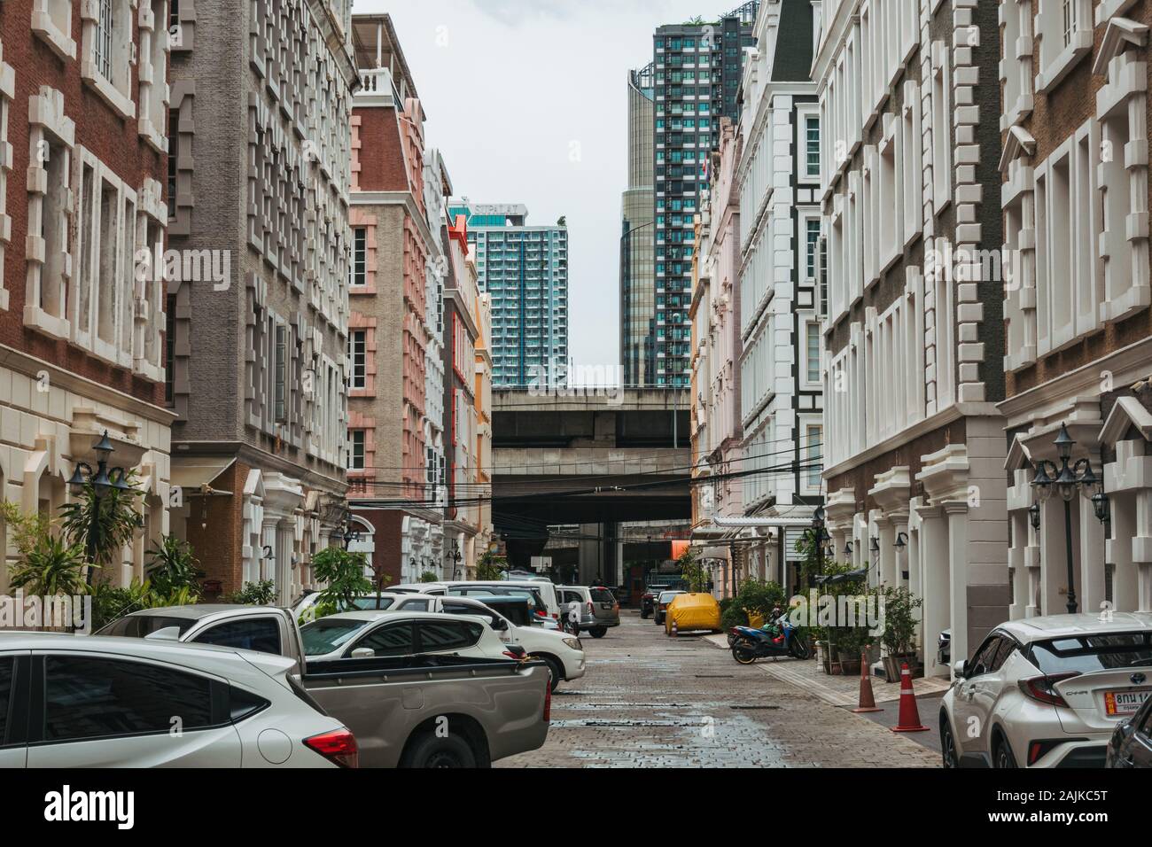 Ein faux im Europäischen Stil Straße in der "Europäischen Stadt", eine Entwicklung von Immobilien in Bangkok Bang Kapi District, in Nachahmung der Architektur aus Europa Stockfoto