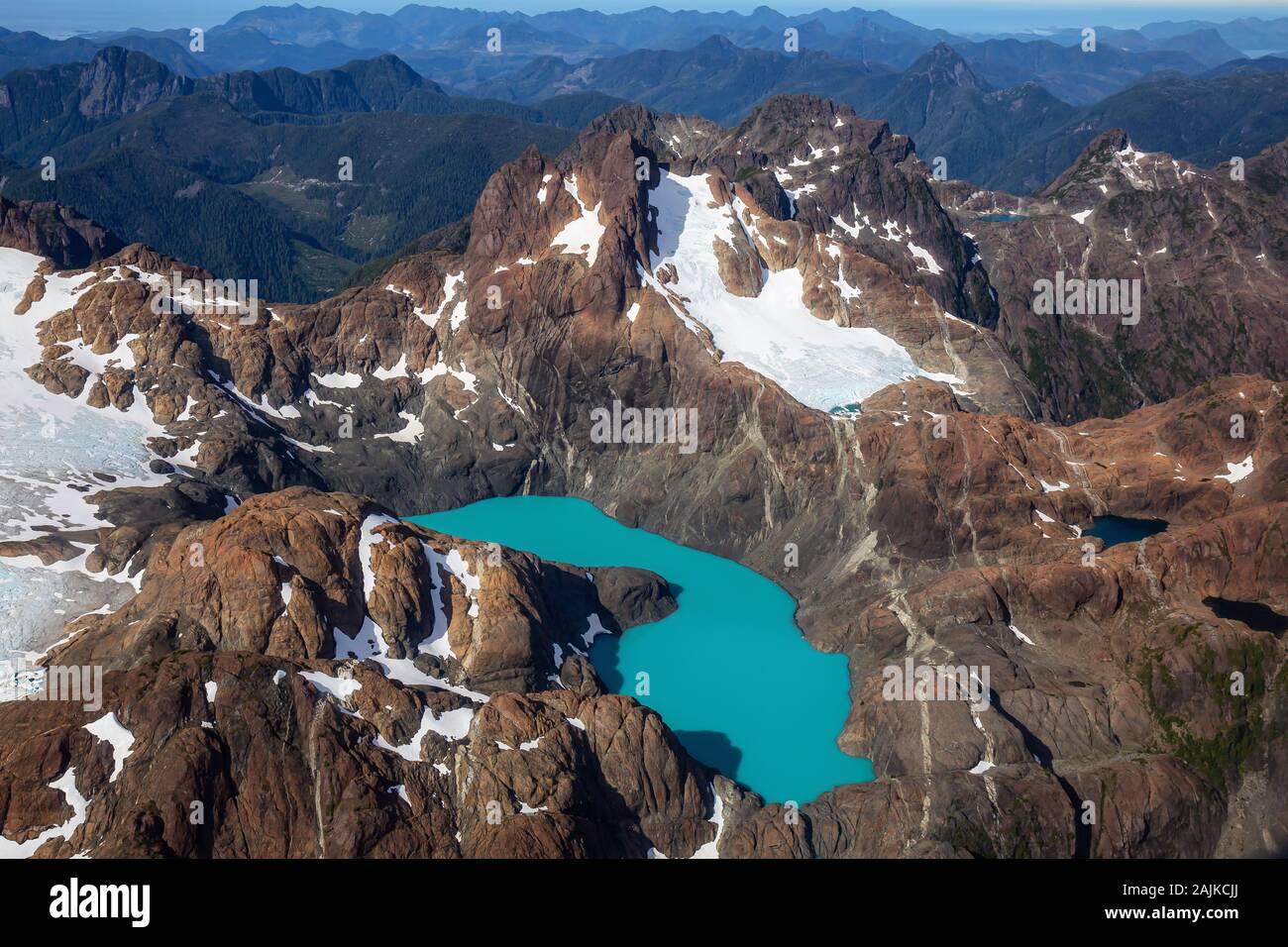 Luftaufnahme der schroffen Berge mit bunten Glacier Lake Stockfoto