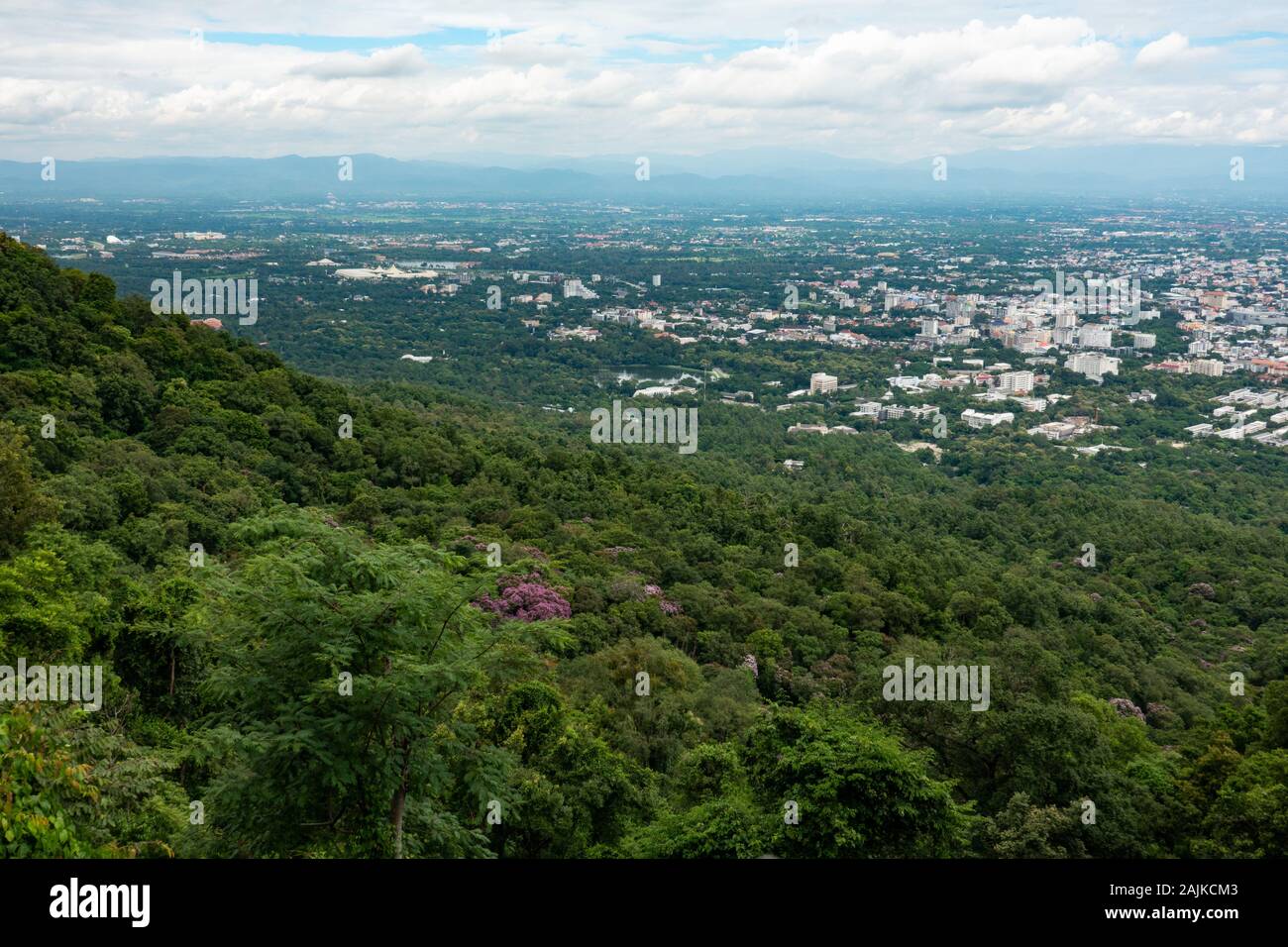 Mit Blick auf die üppige Vegetation und Gebäude von Chiang Mai von einem nahe gelegenen Hügel Stockfoto