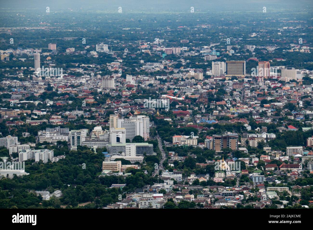 Eine Ansicht von Chiang Mai aus der Distanz. Ein Lion Air Boeing 737 fährt vom Internationalen Flughafen Chiang Mai, Thailand Stockfoto