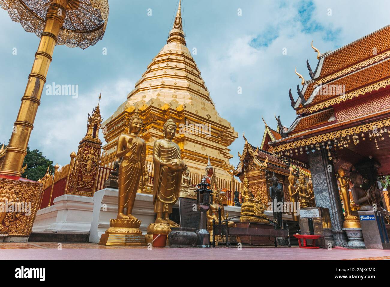 Die gold-lackierten Stoßfänger von Wat Phra That Doi Suthep Tempel, Chiang Mai, Thailand Stockfoto