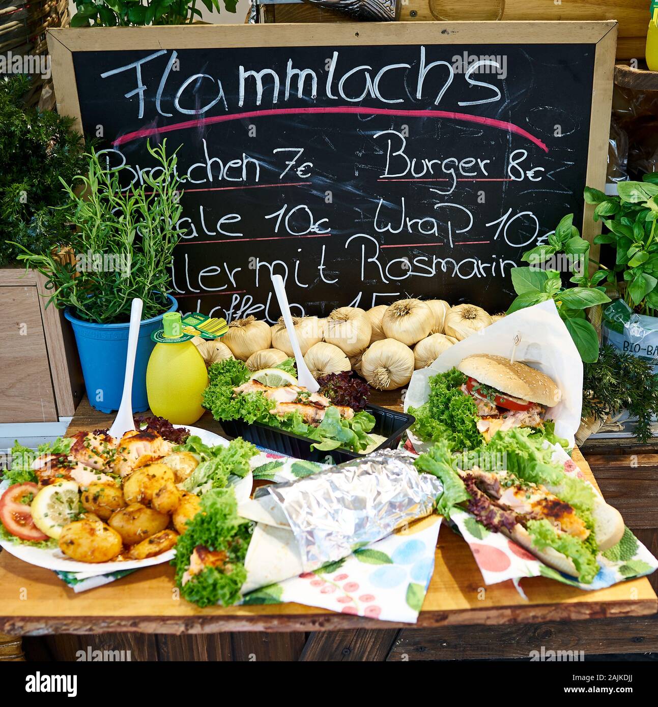 Nahaufnahme von Grilllachs, die in einem Fast-Food-Geschäft des Straßenverkäufers während des Festivals "Rhein in Flammen" ausgestellt werden. Deutschland Stockfoto