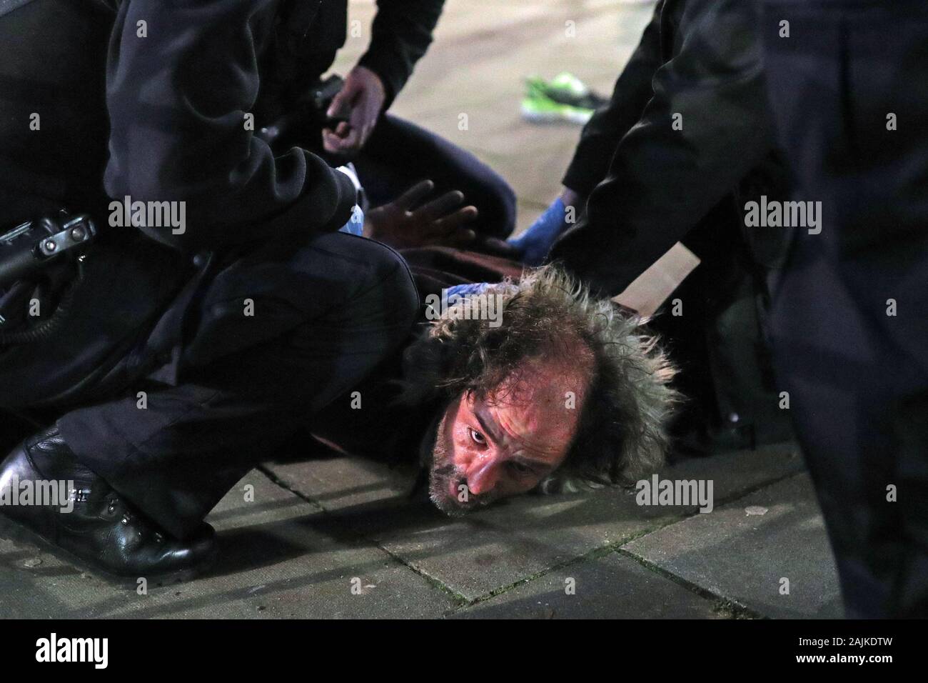 Ein Mann wurde von der Polizei außerhalb des Islamischen Zentrums von England, in Maida Vale, London, vor einer Gemeinschaft Memorial an diesem Abend für den Tod von General Qasem Soleimani. Auf dieser Stufe ist zu verstehen, dass der Vorfall nicht mit der Gedenkfeier angeschlossen. Stockfoto