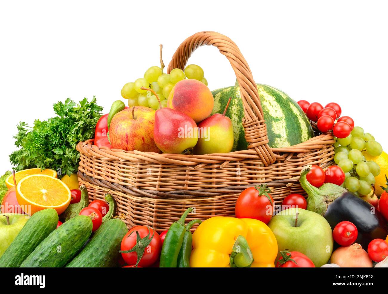 Große Auswahl nützlicher Obst und Gemüse im Weidenkorb auf weißem Hintergrund Stockfoto