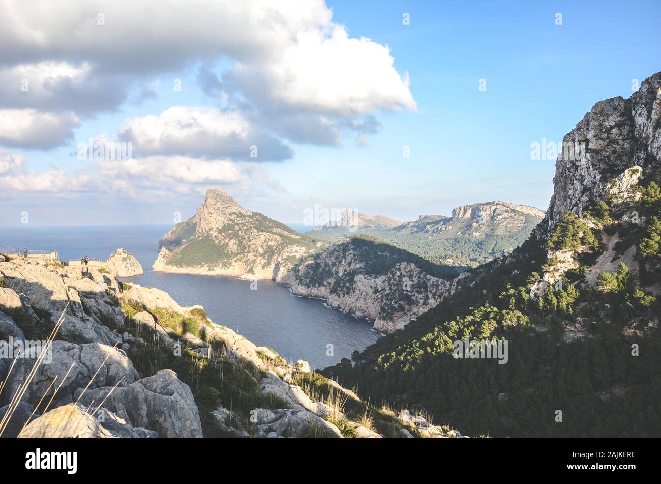 Unglaubliche Aussicht vom Mirador Es Colomer in Cap de Formentor, Mallorca, Balearen, Spanien. Felsformationen im Mittelmeer. Felsen am Meer. Spanische touristische Attraktion und beliebter Aussichtspunkt. Stockfoto