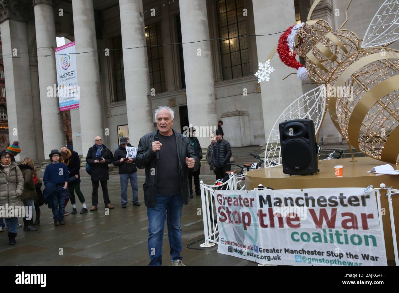 Manchester, Großbritannien. 4. Januar, 2020. Friedensaktivisten und Stoppt den Krieg Koalition eine Kundgebung, in der die britische Regierung den USA und Iran zu drängen, von der Eskalation der Lage im Nahen Osten zu hindern, nachdem die USA einen obersten iranischen Commander, Gen. Qassem Soleimaniwar in eine Drohne Streik getötet. St Peters Square, Manchester, Lancashire, UK. Quelle: Barbara Koch/Alamy leben Nachrichten Stockfoto