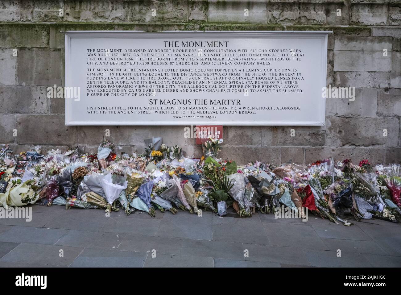 Blumen, tribute, Beileid, links am Denkmal für die Opfer des 2019 Terroranschlag in London Bridge, London, UK Stockfoto