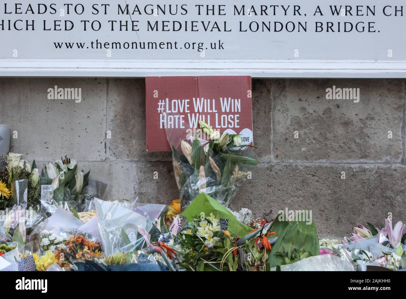Blumen, tribute, Beileid, links am Denkmal für die Opfer des 2019 Terroranschlag in London Bridge, London, UK Stockfoto