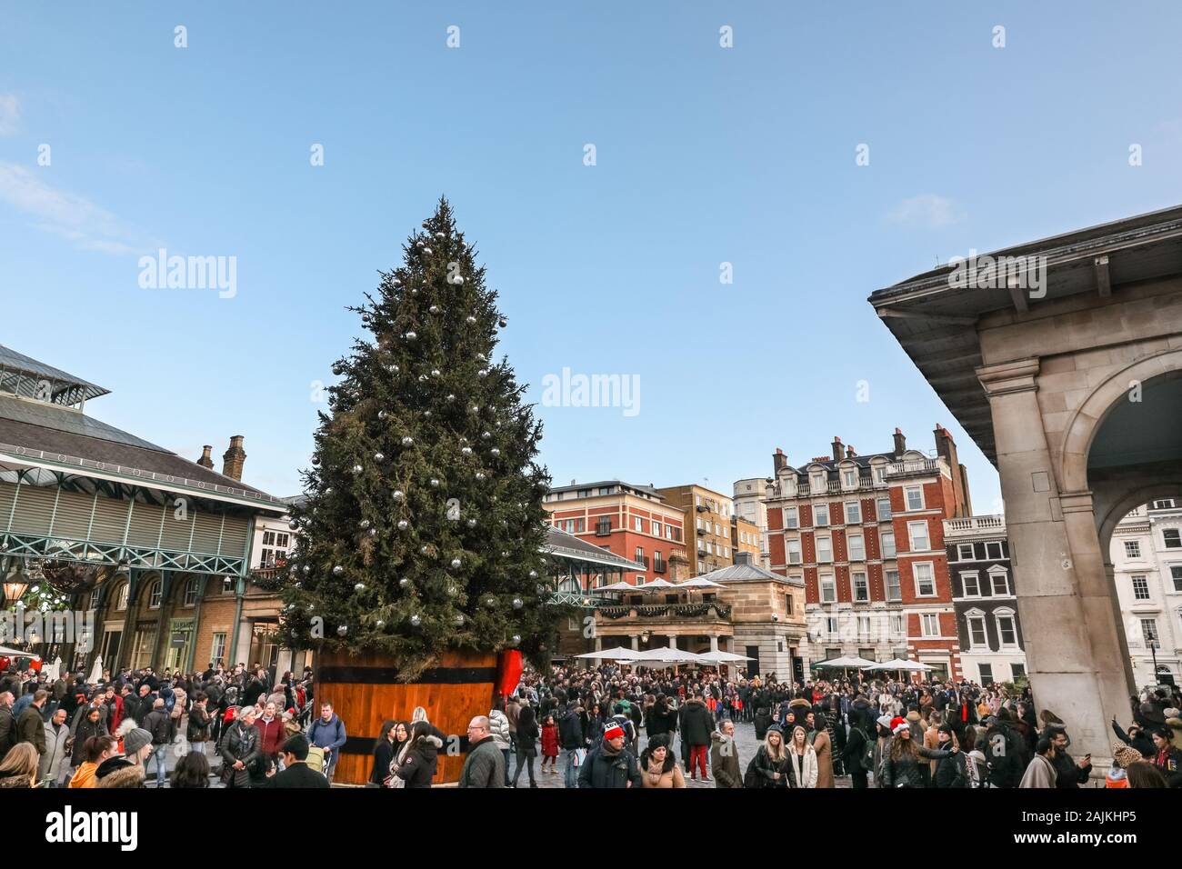 Covent Garden Weihnachtsbaum, Touristen und Menschen, Massen tagsüber, Covent Garden Piazza, London, UK Stockfoto