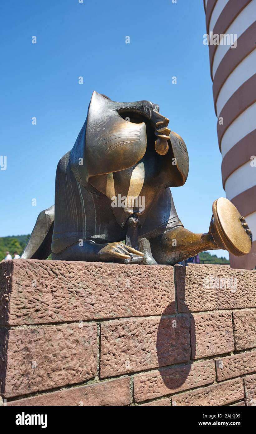 Die Messingskulptur Heidelberg Monkey von historischer Bedeutung aus dem Mittelalter. Beliebter Ort für Touristen, um Fotos machen zu lassen. Stockfoto