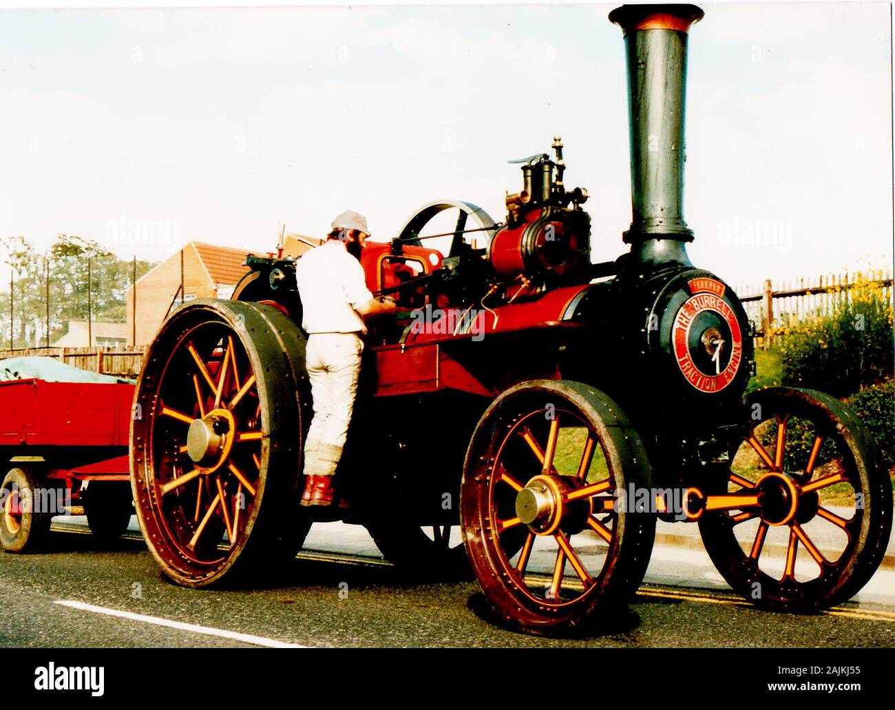 1986 eine Momentaufnahme einer Burrell Zugmaschine 'Firefly' auf der Straße am Whitby, Yorkshire, UK. Die Firma von Thetford, Norfolk, schließlich 1928 geschlossen, mit der endgültigen Motoren gebaut von Richard Garrett & Söhne in Baja California Sur, Suffolk. Stockfoto