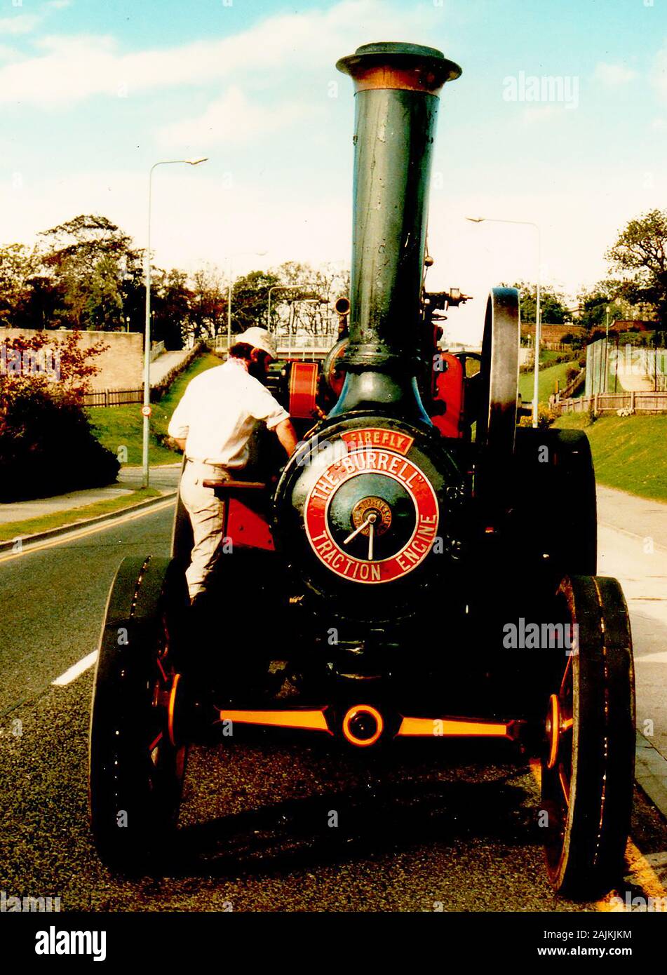 1986 eine Momentaufnahme einer Burrell Zugmaschine 'Firefly' auf der Straße am Whitby, Yorkshire, UK. Die Firma von Thetford, Norfolk, schließlich 1928 geschlossen, mit der endgültigen Motoren gebaut von Richard Garrett & Söhne in Baja California Sur, Suffolk. Stockfoto