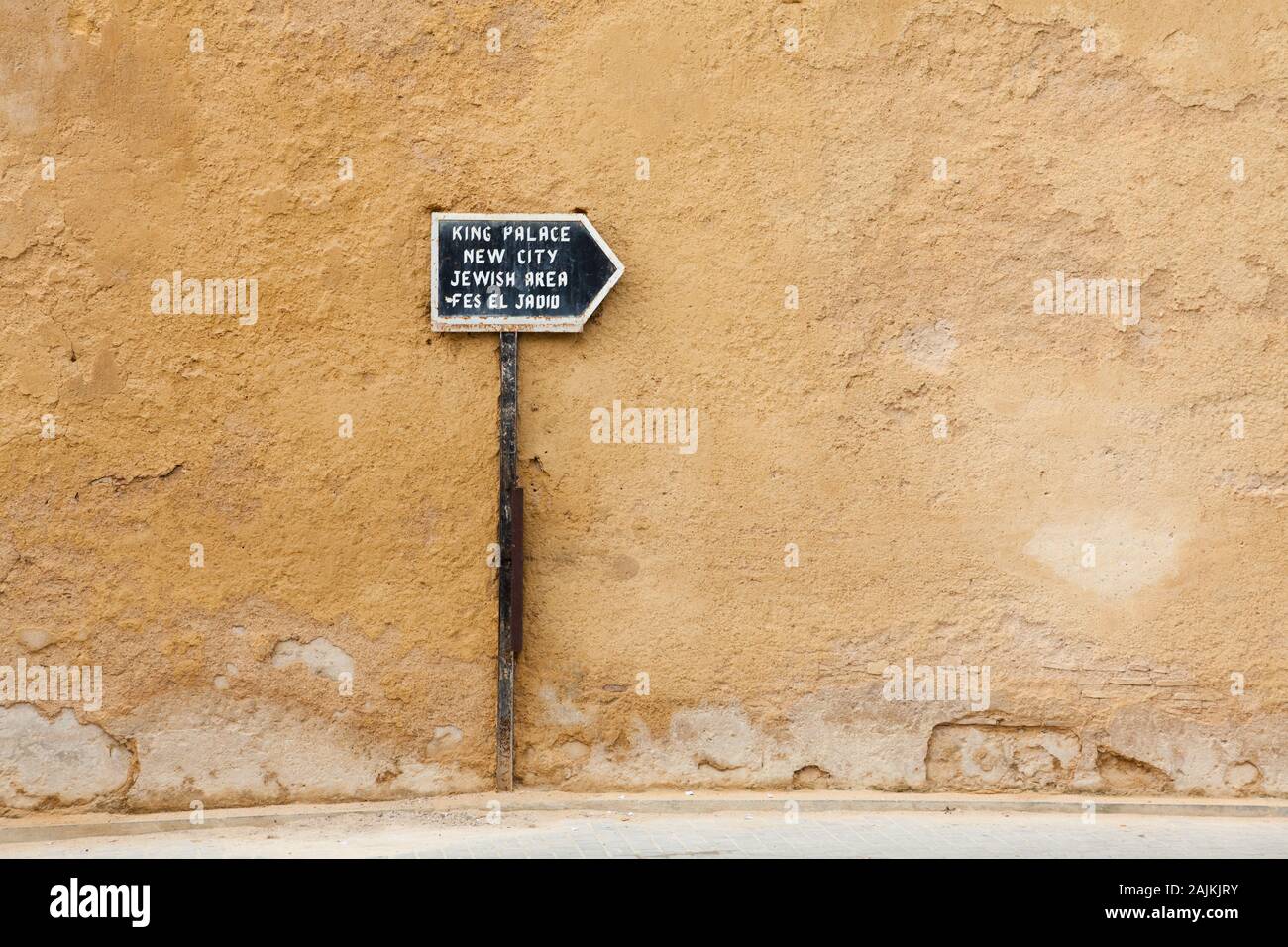 Das Straßenschild zeigt den Weg zu den beliebten Touristenattraktionen in Fes (Fez), Marokko Stockfoto