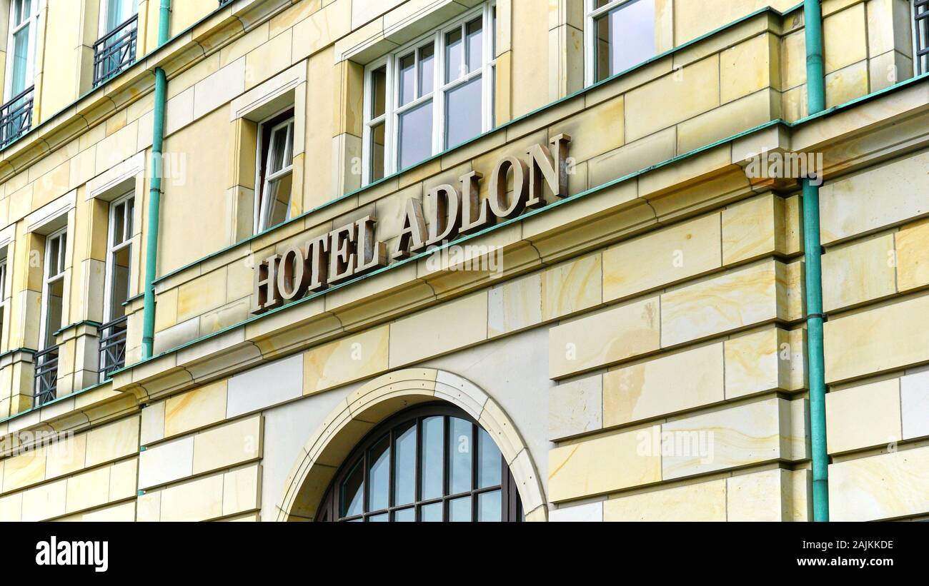 Frontfassade des berühmten und exklusiven Hotels Adlon neben der US-Botschaft in Berlin, Deutschland. Stockfoto
