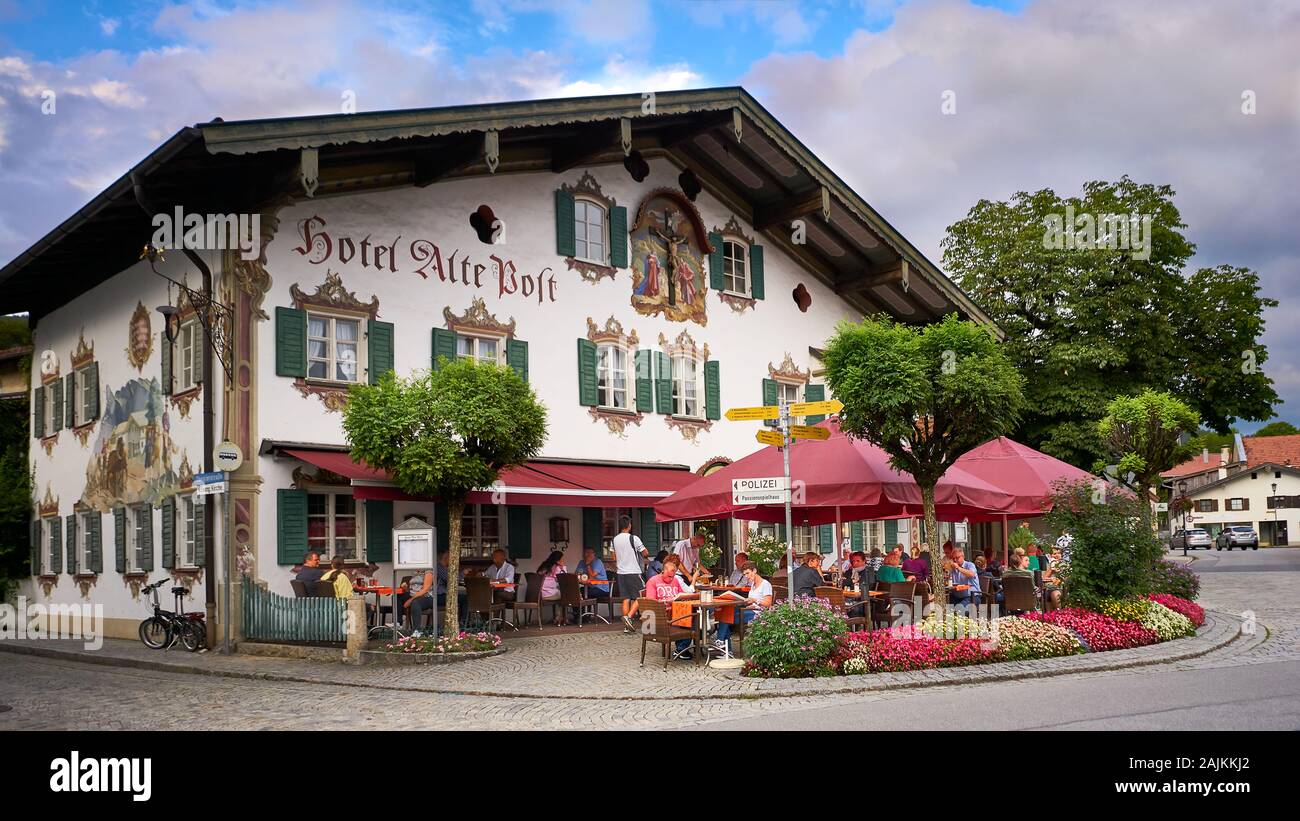 Typisch Bayerisches Hotel in Oberammergau, der Heimatstadt der weltberühmten Passionsspiele, die alle zehn Jahre veranstaltet werden. Stockfoto