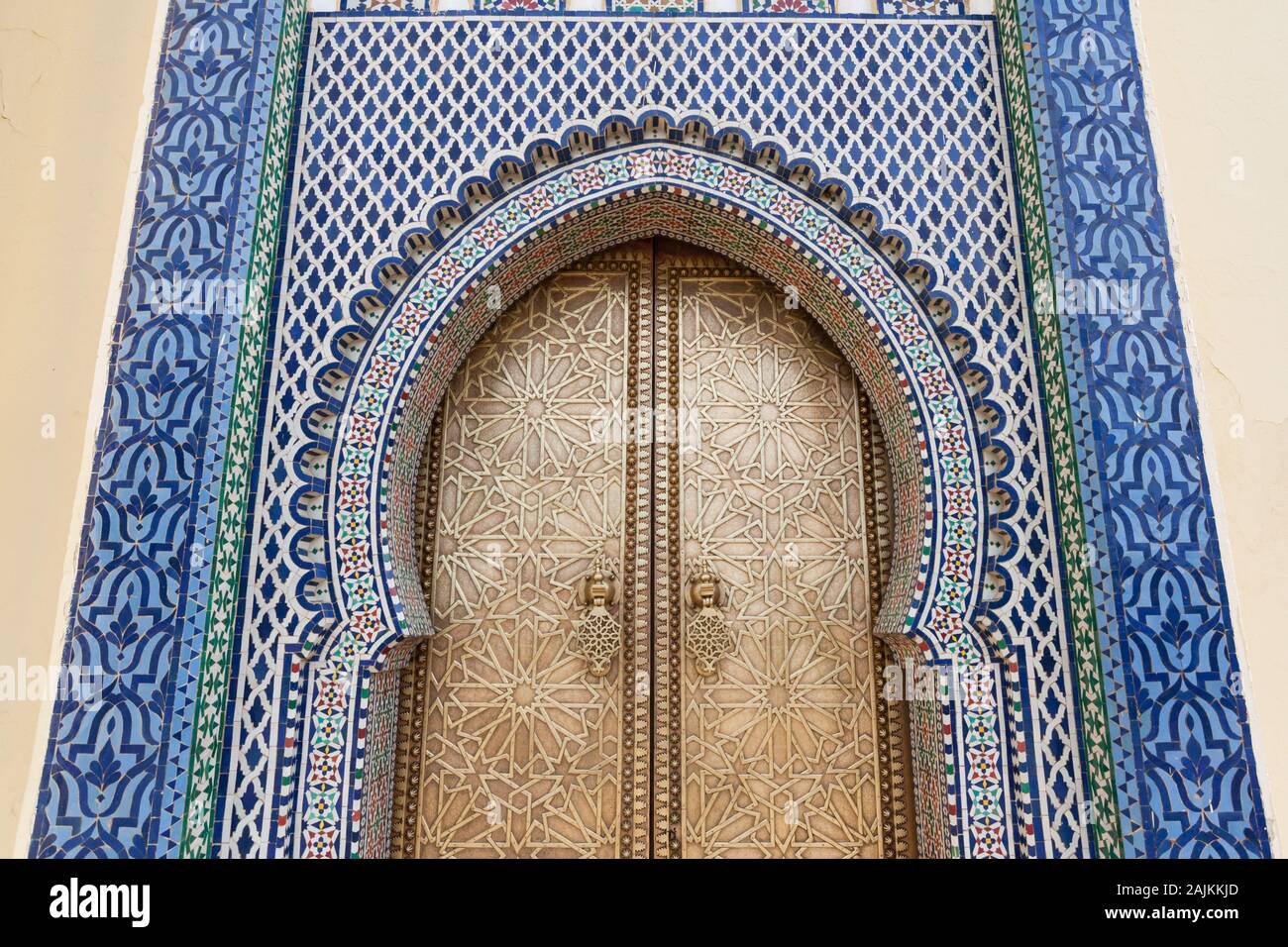Teil des komplexen Eingangs zum Königspalast (auch Palais Royal oder dar al-Makhzen genannt) in Fes (Fez), Marokko Stockfoto