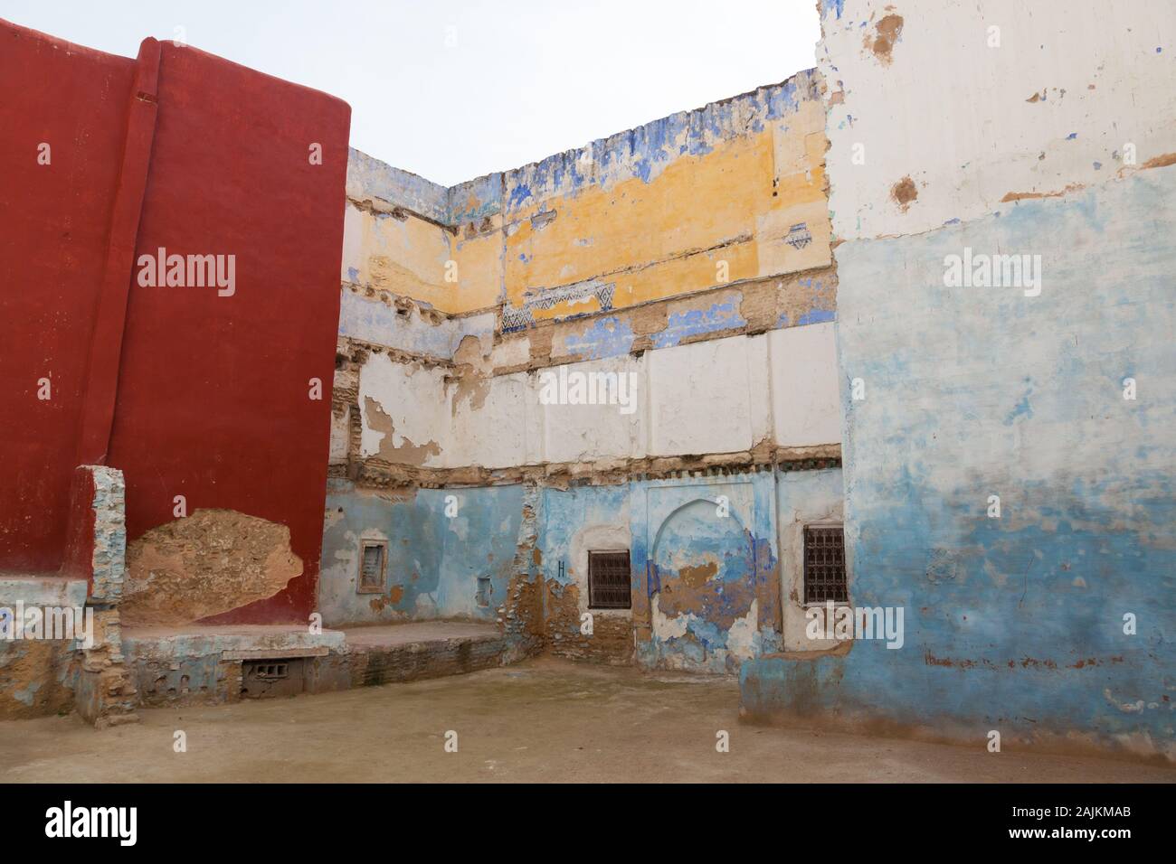 Bunte Gebäude in Fes (auch Fez genannt) mit etwas Putz, der von den Wänden abfällt, Marokko Stockfoto