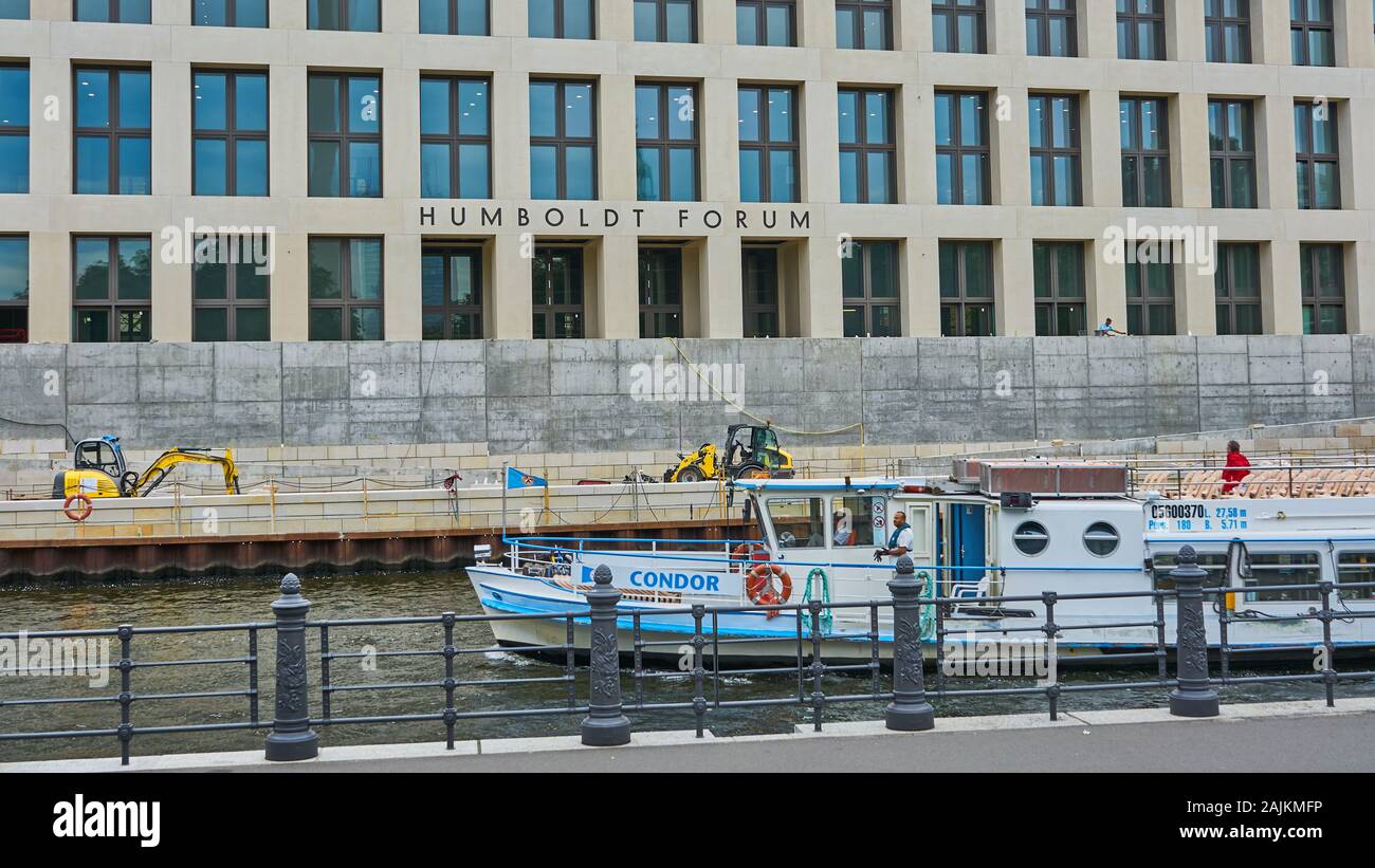 Mann auf Boot gleitet am Humbolt Forum an der Spree in Berlin vorbei. Eröffnung im Jahr 2020 mit Ausstellung von Science, Politics, Art, Business on Museum Is. Stockfoto