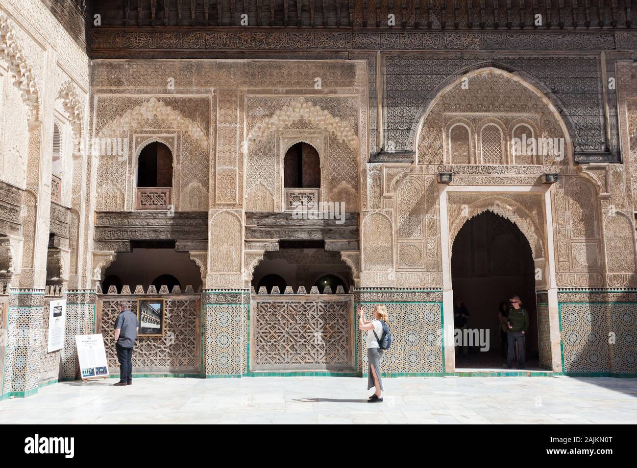 Touristen, die Bou Inania Madrasa in Fes (Fez), Marokko besuchen Stockfoto