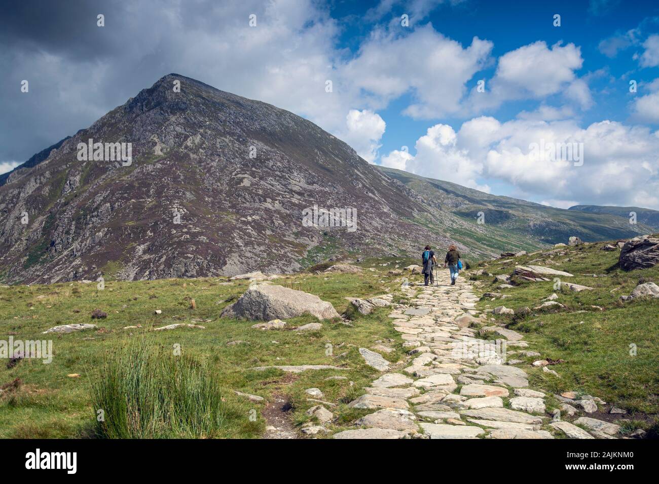 Wanderer im Ogwen Valley, Snowdonia National Park, Nordwales, mit Pen yr Ole Wen in der Ferne Stockfoto