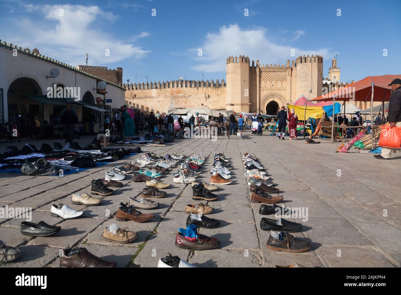 Schuhe Sammlung auf der Open-Air-Markt am Ort Boujloud (auch Bou Jeloud) und Bab Chorfa - eines der Tore der Fes (fès), Marokko Stockfoto