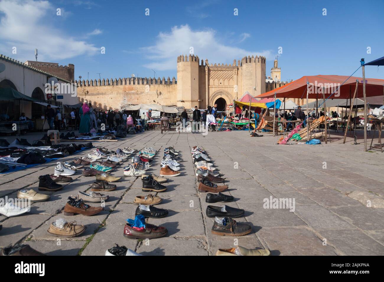 Schuhe Sammlung auf der Open-Air-Markt am Ort Boujloud (auch Bou Jeloud) und Bab Chorfa - eines der Tore der Fes (fès), Marokko Stockfoto