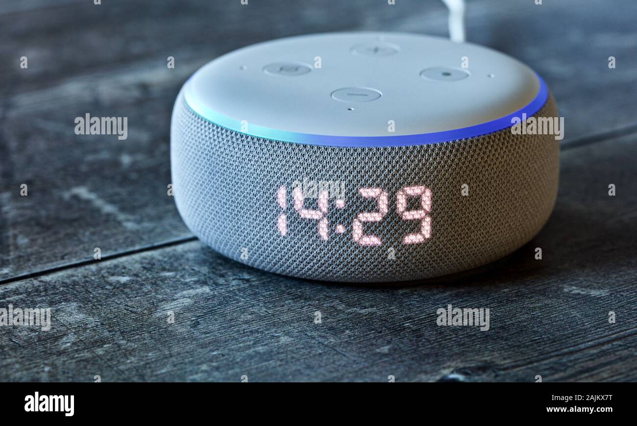 Echo Dot (3. Generation) | Smart Lautsprecher mit Uhr Stockfoto
