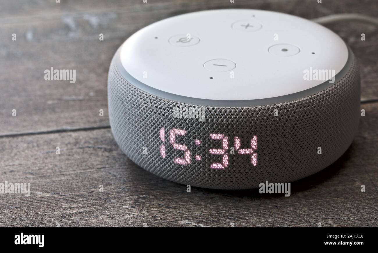 Echo Dot (3. Generation) | Smart Lautsprecher mit Uhr Stockfoto