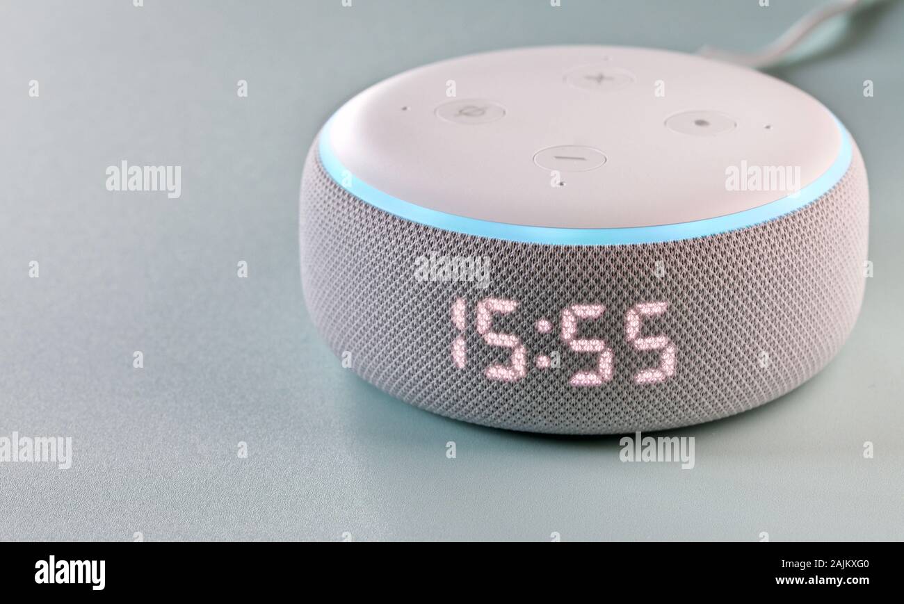 Echo Dot (3. Generation) | Smart Lautsprecher mit Uhr Stockfoto