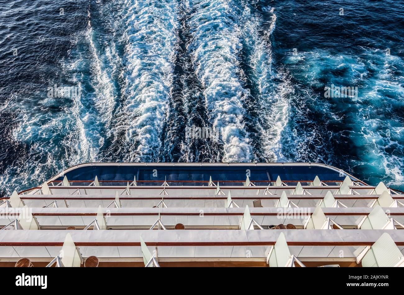 Luftaufnahme von Balkon Kabinen auf dem Achterdeck eines segeln Kreuzfahrtschiff. Stockfoto