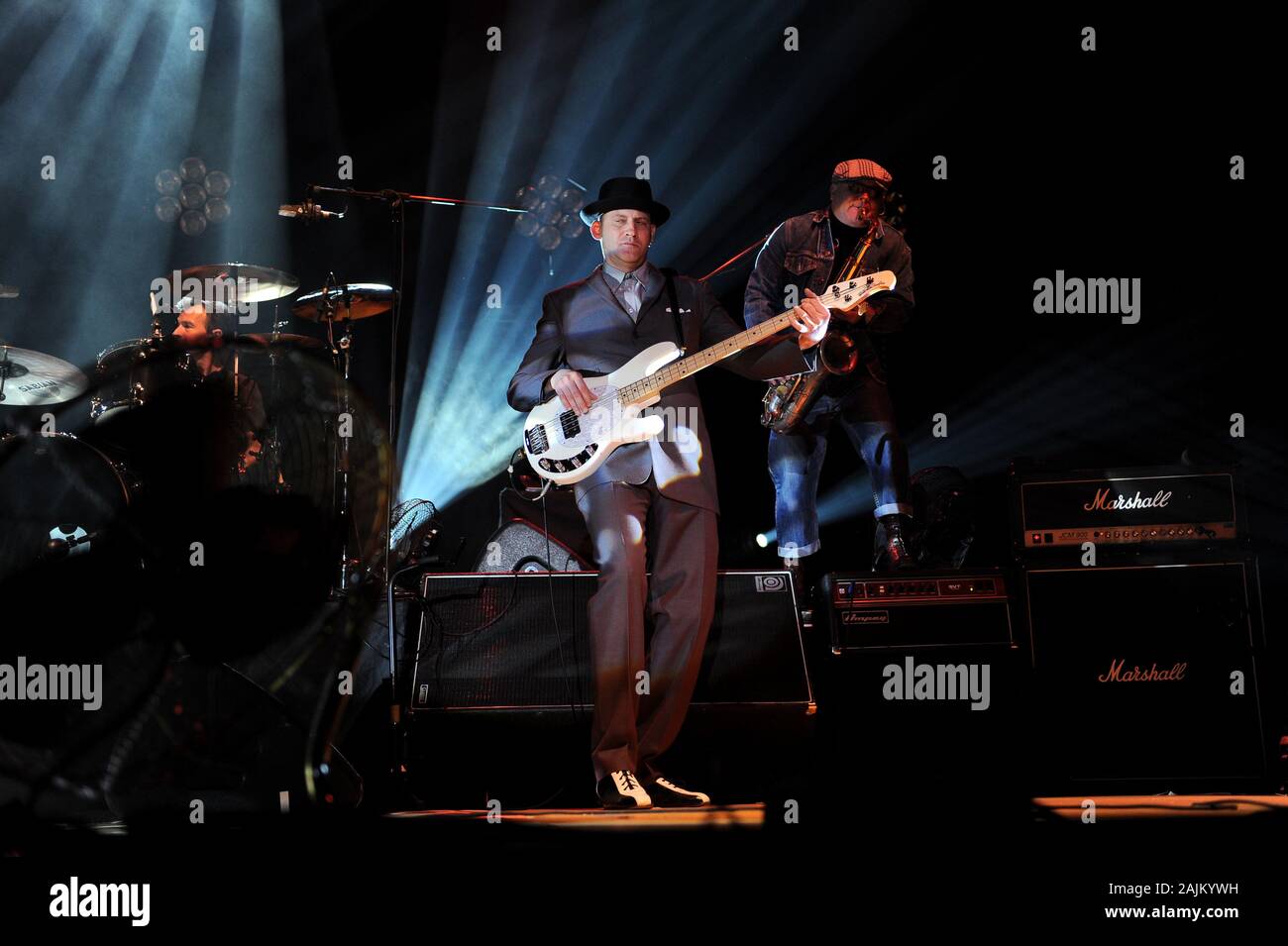 Mailand Italien vom 23. März 2010, Live Konzert der Wahnsinn an der Palasharp: Der Bassist Mark' Furchenzieher' Bedford während des Konzerts Stockfoto