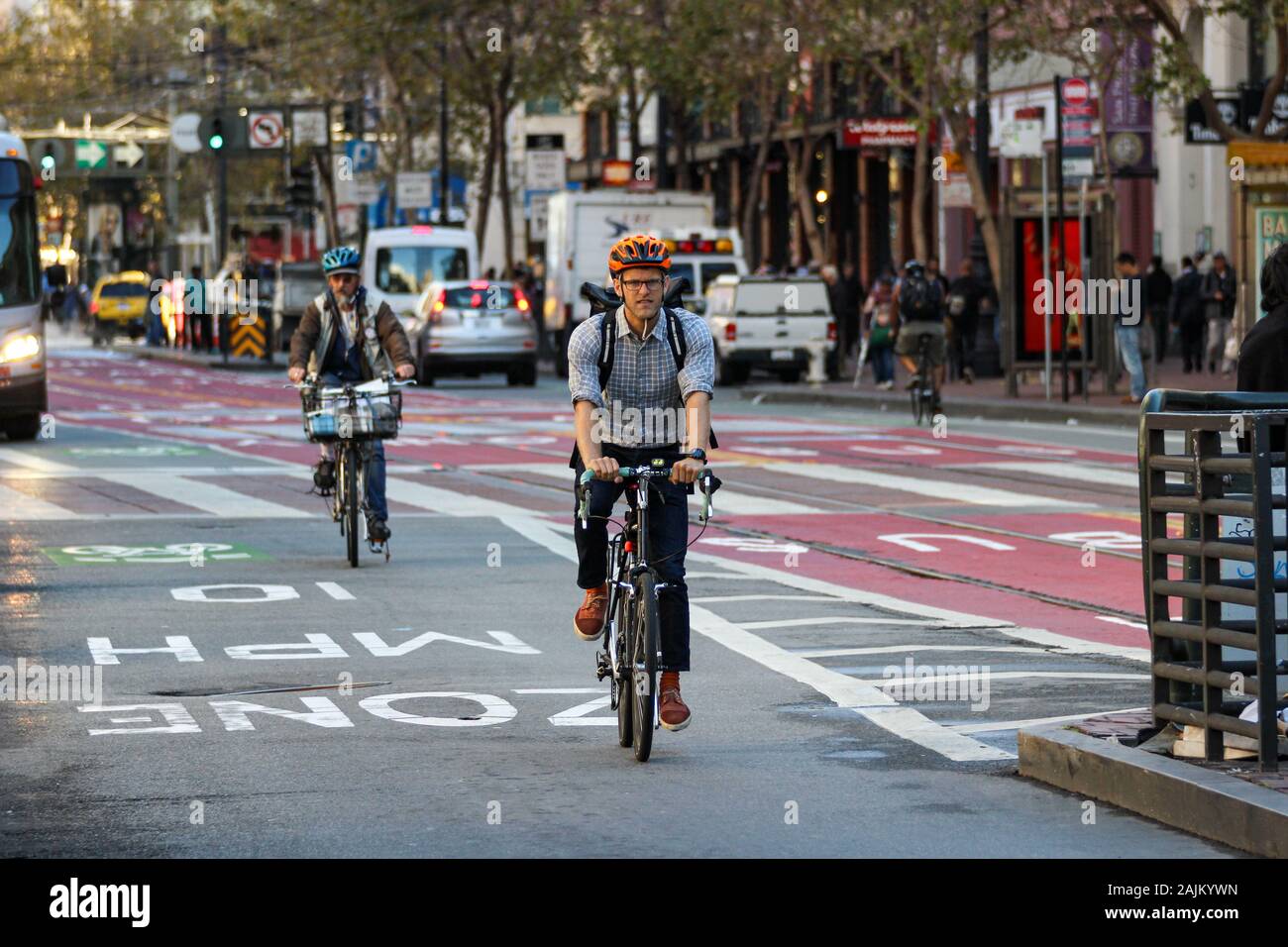 Fahrrad Pendler auf der Market Street in San Francisco, Vereinigte Staaten von Amerika Stockfoto