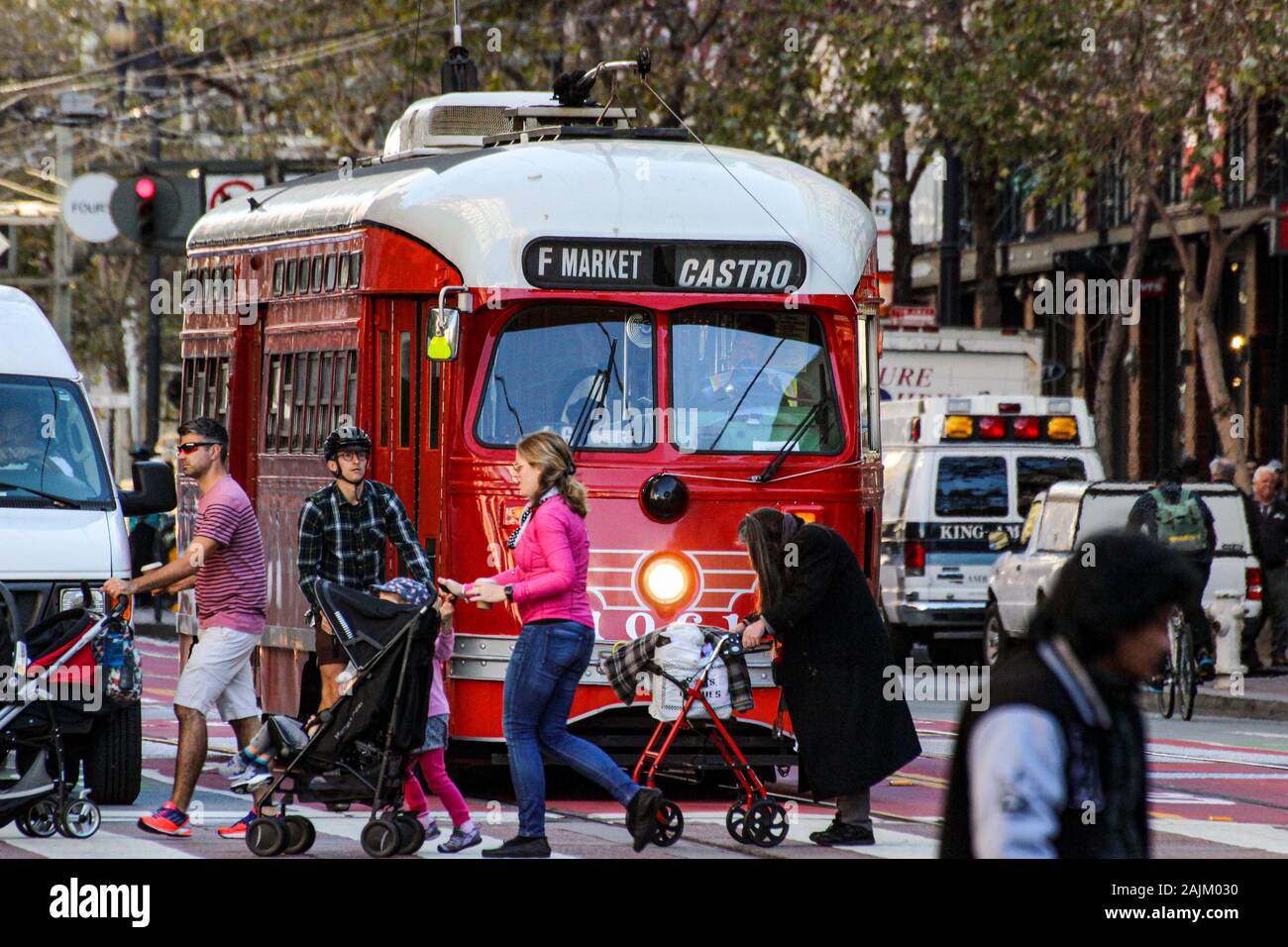 Überqueren Sie die Market Street vor rot vintage Straßenbahn auf F-line in San Francisco, Vereinigte Staaten von Amerika Stockfoto